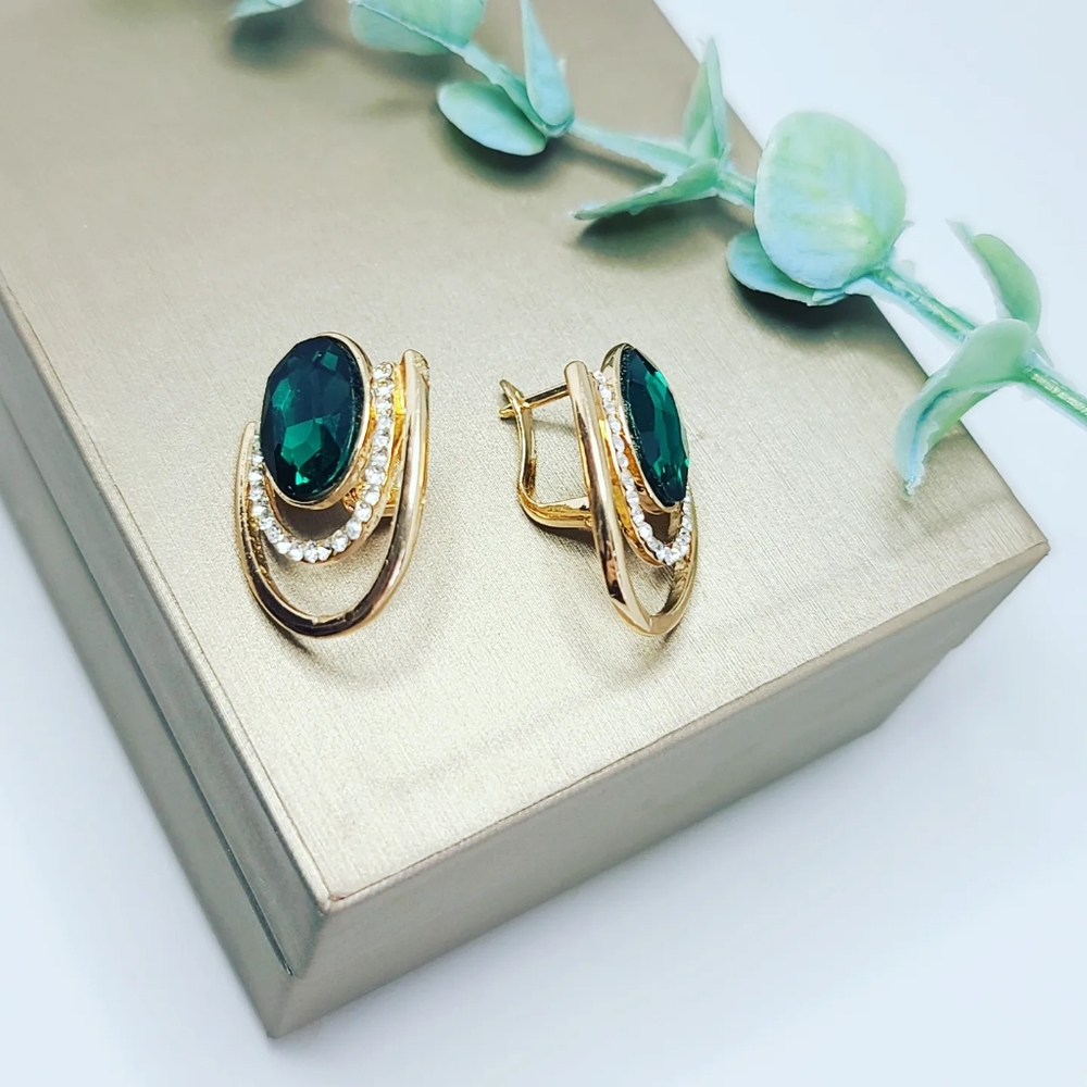 Green Rhinestone earring - Picture 4 of 4